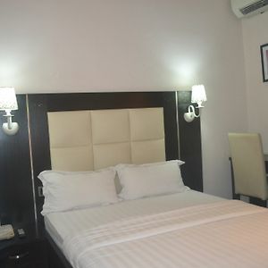 Mac Dove Lounge & Suites